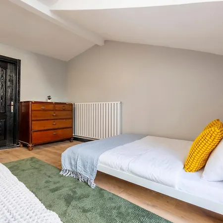 Fourlex Single Detached House - 2 Bathrooms - Location - Private Terrace Villa
